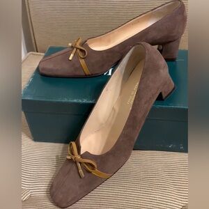 NWT Amalfi by Rangoni Luke Brown Suede Women’s Pumps w/Patent Bow - Size 7.5AA